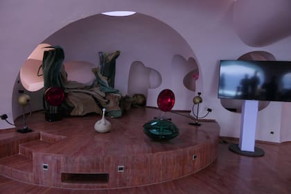 El interior del fantástico Palais Bulles, una creación de Pierre Cardin