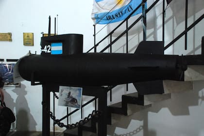 El interior del faro es custodiado por suboficiales de la Armada: hay dos equipos de tres personas que se alternan cada quince días.