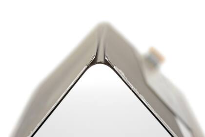 La pantalla flexible del Galaxy Fold, retirada del resto del equipo, tiene una lámina metálica detrás para darle rigidez