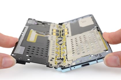 El interior del Galaxy Fold, con las dos partes que lo componen; los procesadores y baterías están distribuidos en ambas tapas