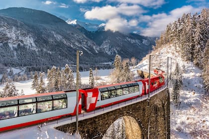 El interior del Glacier Express está inspirado en los hoteles de montaña, cálidos y confortables