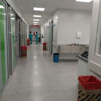 El interior del Hospital privado de Mendoza tras el brote de meningitis