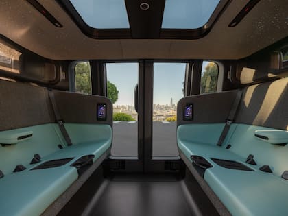 El interior del modelo está adaptado para ir trabajando o cargando el celular en el viaje