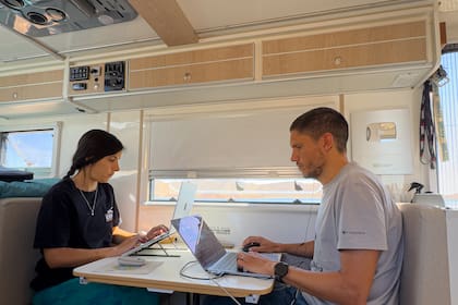 El interior del motorhome, desde donde trabajan. "Tenemos baterías con paneles solares y abastecemos el motorhome a 12 voltios", dicen