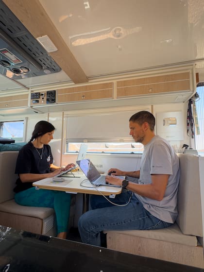 El interior del motorhome, desde donde trabajan. "Tenemos baterías con paneles solares y abastecemos el motorhome a 12 voltios", dicen