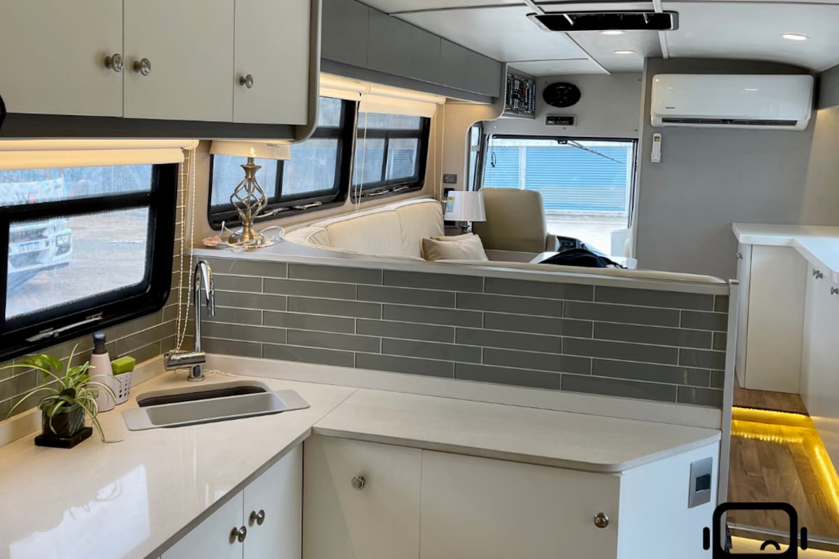 El interior del motorhome que funcionará como hotel tendrá espacios comunes y habitaciones privadas