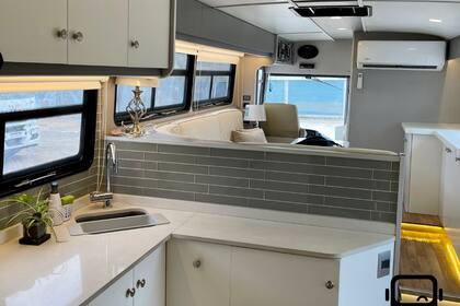 El interior del motorhome que funcionará como hotel tendrá espacios comunes y habitaciones privadas