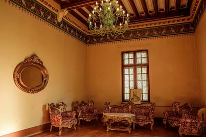 El interior del palacio fue construido con un estilo neo-rumano.