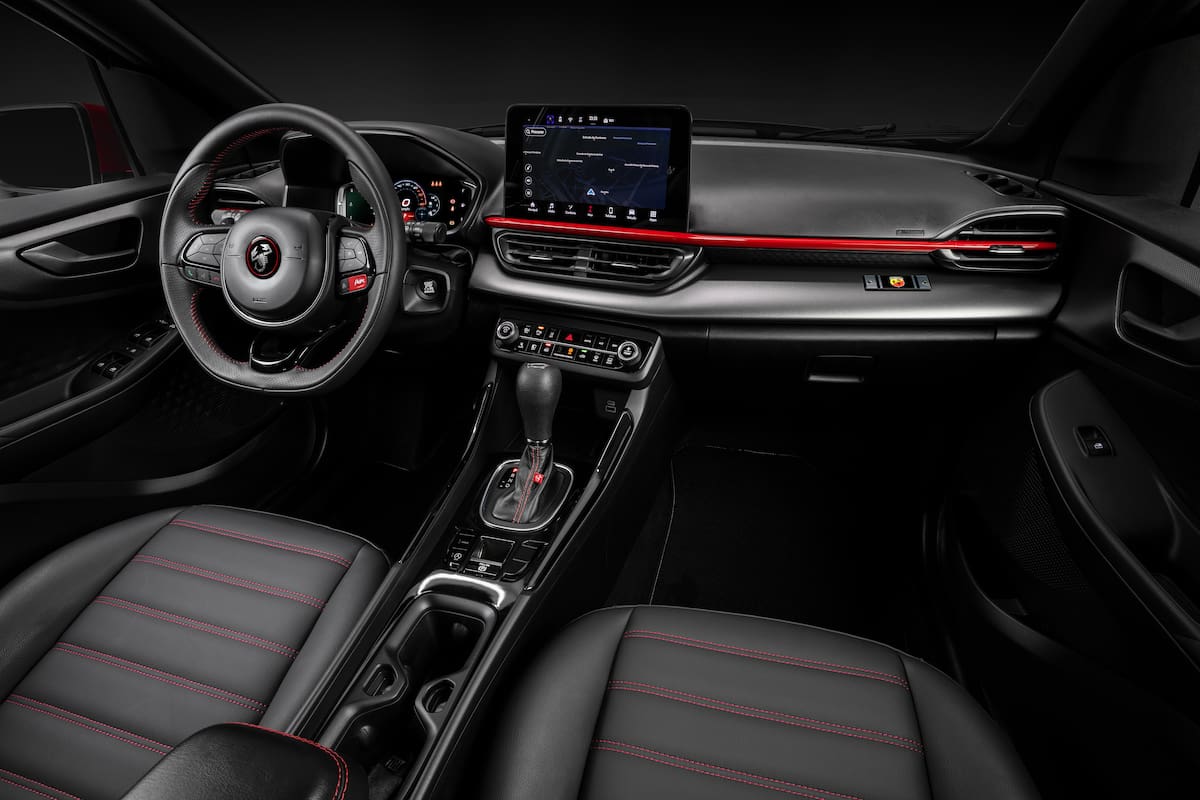 El interior del Pulse Abarth tendrá pantalla de 10 pulgadas y el logo en el centro del volante