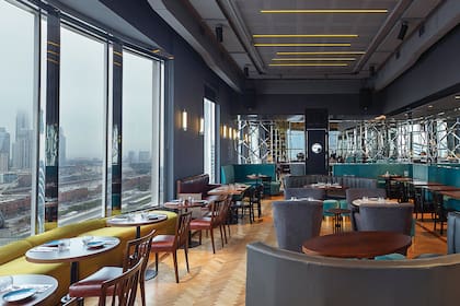 El interior del skybar, con silllones de respaldos bajos que no roban ni un centímetro a estas vistas privilegiadas