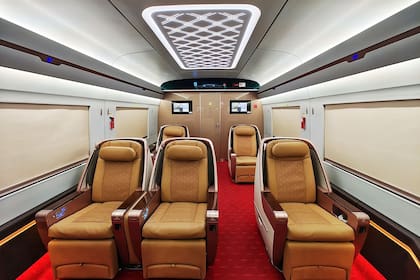 El interior del tren cuenta con asientos de vanguardia