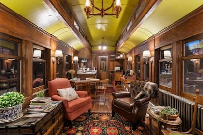 El interior del vagón de tren fue restaurado, respetando su estilo antiguo