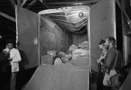 El interior del vehículo donde permanecieron cautivos los chicos. Durante el encierro, debieron utilizar como baño una caja con una abertura (Jim Palmer/AP)