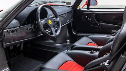 El interior es negro con detalles rojos (Broad Arrow)