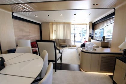 El interior está equipado con una televisión LED de 40 pulgadas