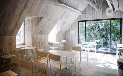 El interior fue revestido con placas OSB pintadas de blanco y madera en listones diagonales.