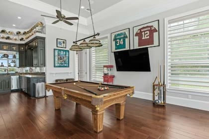El interior incluye una suite principal con baño tipo spa y una sala de juegos con bar y refrigerador para vinos