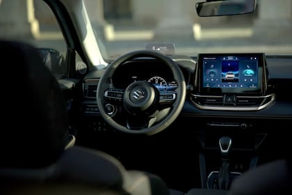 El interior incorpora un tablero digital de 10,25 pulgadas y una pantalla multimedia táctil de 10,1 pulgadas