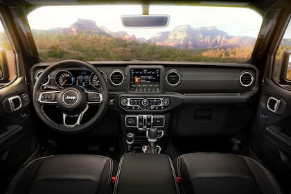 El interior luce moderno y tiene mucho equipamiento