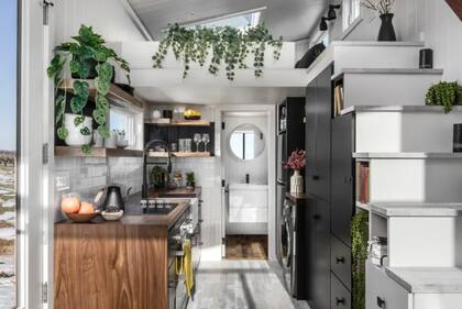 El interior ofrece lo más necesario y básico para habitarla con comodidad