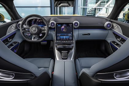 El interior trae una pantalla táctil vertical de 11,9″