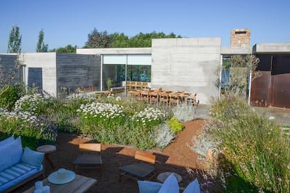 El interior y exterior se amalgaman en materiales y colores.