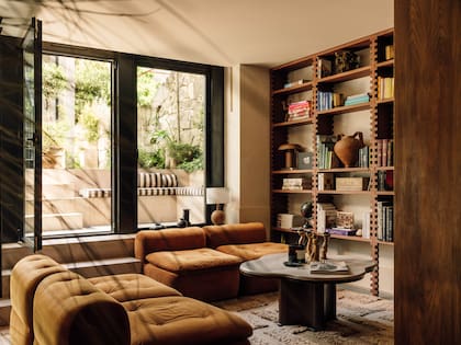 El interiorismo combina piezas vintage con muebles contemporáneos.