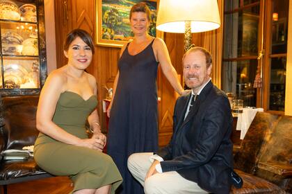 El interiorista Juan Fernando Cavalieri y Mariana Folkenand, los dueños de casa, junto a Dodero.
