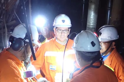 El interventor Pablo Gordillo Arriagada dentro de la mina de carbón.