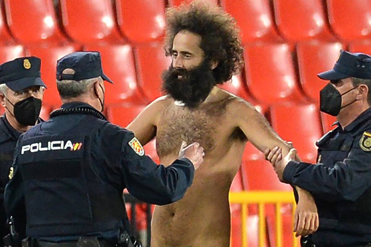 El intruso, cazado: se había metido en el estadio Nuevo Los Cármenes, de Granada, en el partido ante Manchester United.