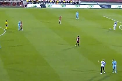 El intruso se toma una foto con Jordi Alba en pleno partido