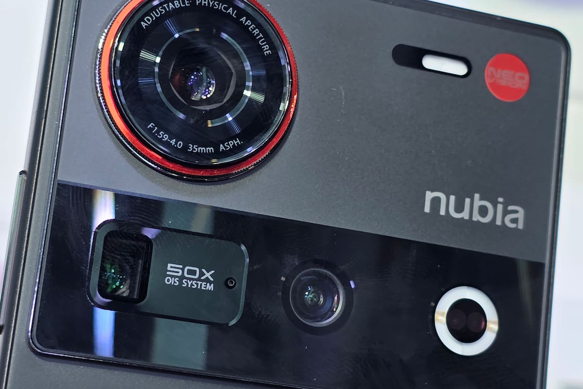 El inusual bloque de cámaras del Z70 Ultra, con la lente de 35 mm en la parte superior y el sensor de 50 megapixeles con apertura variable