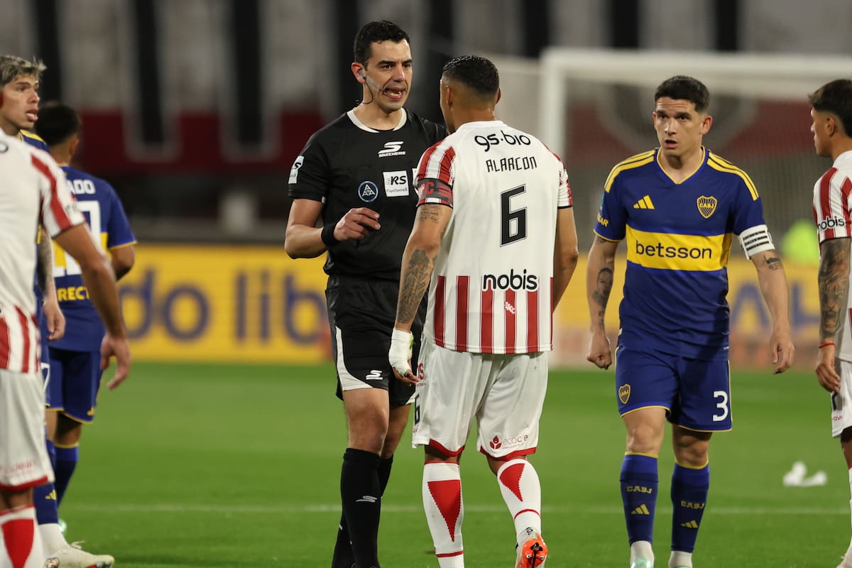 El inútil reclamo al árbitro Leandro Rey Hilfer por parte de Fernando Alarcón, que sin querer obstruyó la salida de su arquero, Marcos Ledesma, en la jugada del empate para Boca contra Instituto.