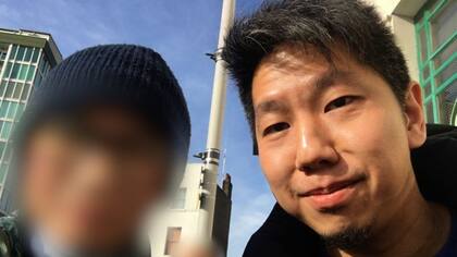 El investigador de la BBC con la cara cubierta junto a Andrew, uno de los "padres falsos".