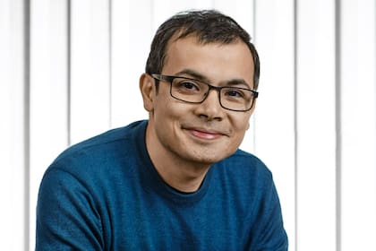 El investigador en inteligencia artificial y maestro de ajedrez británico Demis Hassabis cofundó DeepMind en 2010. La empresa fue adquirida por Google en 2014