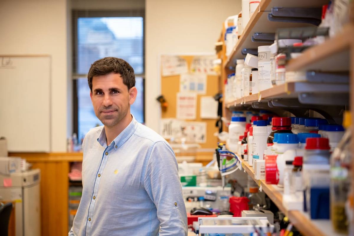 El investigador español César de la Fuente, de la Penn University