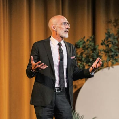 El investigador recomienda revisar los deseos personales y aprender a dejar de lado aquellos que no aportan un verdadero sentido. (Foto: Arthur Brooks / Facebook)