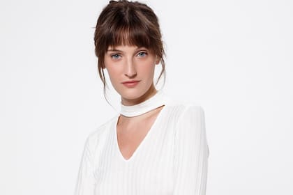 El invierno pasado, la gargantilla fue el accesorio omnipresente. Esta vez regresa incorporado a la prenda, formado parte de ella en un detalle sutil y sexy.