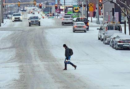 El invierno regresó a Bismarck Mandan y la nieve complicó los desplazamientos a pie y por carretera, el jueves 21 de marzo de 2024 en Bismarck, Dakota del Norte. (Tom Stromme/The Bismarck Tribune via AP)