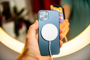 El iPhone 12 cuenta con más imanes que los modelos anteriores y por este motivo Apple recomienda su uso a una distancia segura para evitar interferencias con un marcapasos