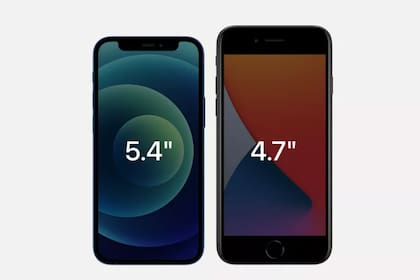 El iPhone 12 mini cuenta con una pantalla más grande en un formato más compacto, comparado con el iPhone SE