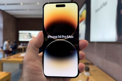 El iPhone 14 Pro Max tiene una pantalla de 6,7 pulgadas, y estrena la isla dinámica que reemplaza al notch, y una nueva cámara de 48 megapixeles