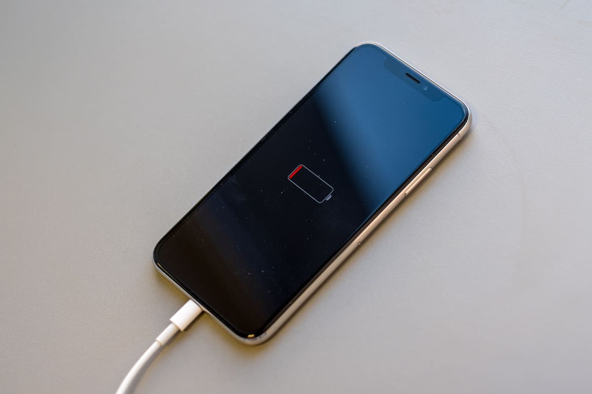 El iPhone 16 Pro Max podría usar una nueva tecnología de batería que le permita un 10% de mayor capacidad, y que eventualmente pueda ser reemplazada por cualquier persona