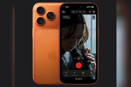 El iPhone 17 incorporó una nueva cámara Center Stage de 18 MP con un nuevo sensor cuadrado, a diferencia del iPhone 16, cuya cámara frontal es de 12 MP