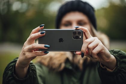 El iPhone de la mujer quedó debajo del agua; foto ilustrativa de un móvil, no pertenece a los hechos