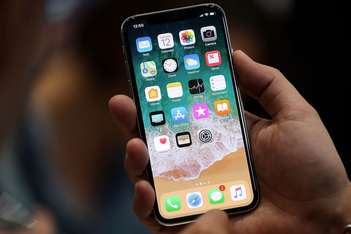 El iPhone X tiene una pantalla de 5,8 pulgadas, pero es más compacto que un iPhone 8 Plus