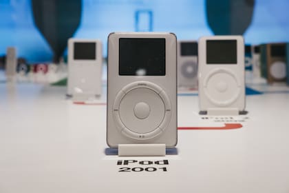El iPod Classic de 2001, junto a los modelos que lo sucedieron, en el Museo de Apple de Praga