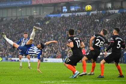 El iraní Jahanbakhsh marcó un golazo de chilena, en el primer día de 2020
