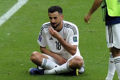 El iraquí Aymen Hussein se fue expulsado tras anotar el segundo gol de Irak ante Jordania