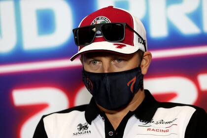 El irascible y parco Kimi Räikkönen, favorito de muchos espectadores; el escandinavo se enojó con sus mecánicos porque se le mojaron los pies en el Alfa Romeo.